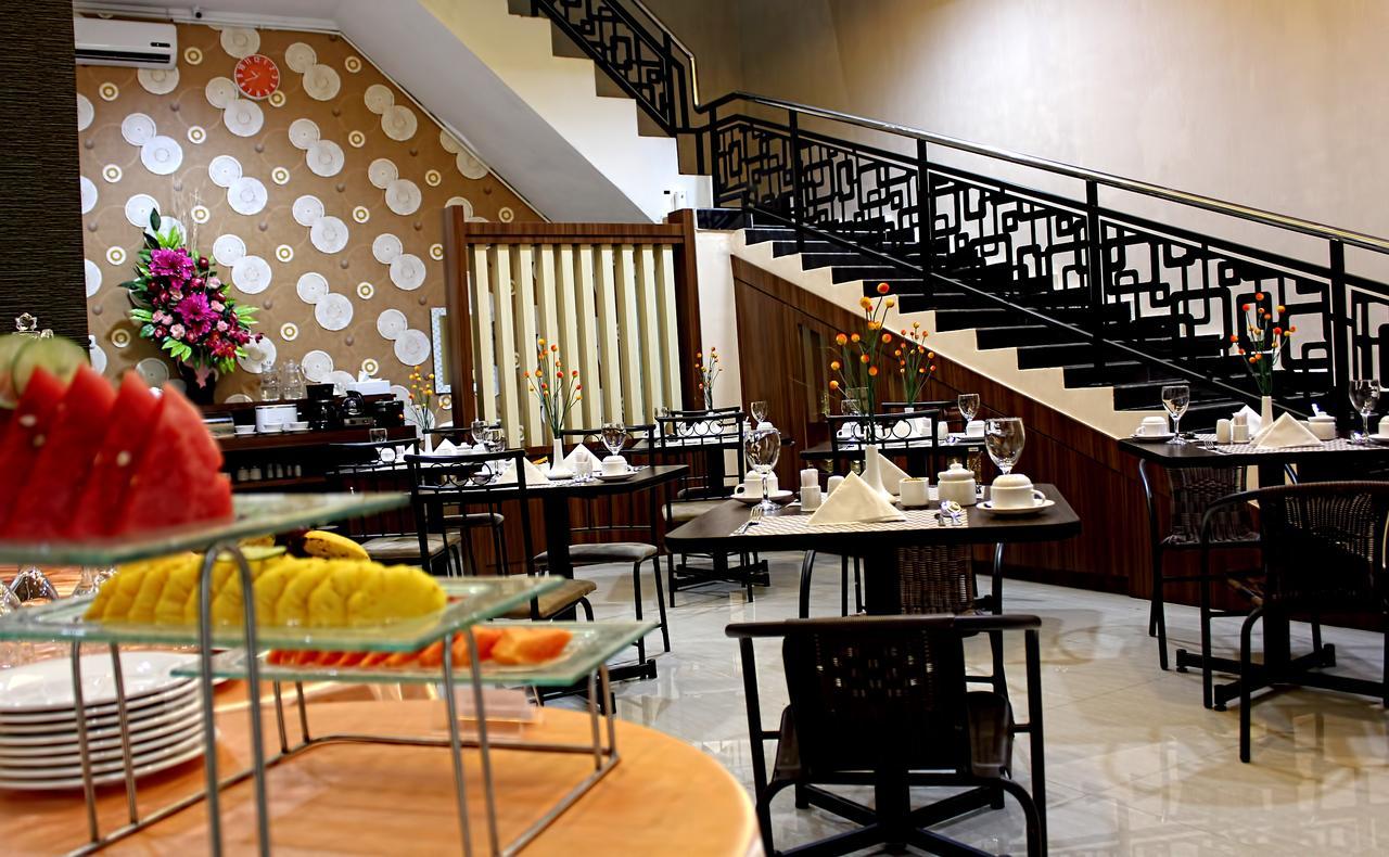 Mel's Inn Manado Exterior foto