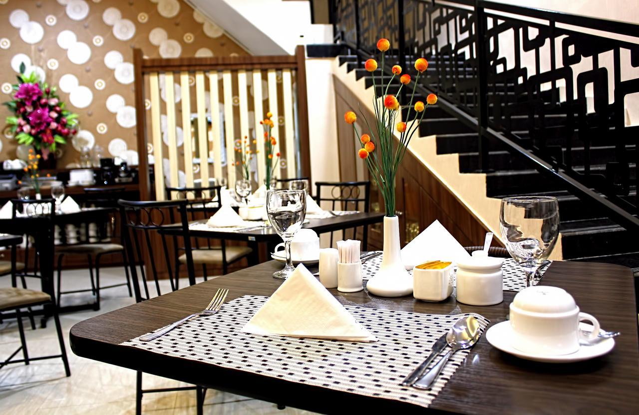 Mel's Inn Manado Exterior foto