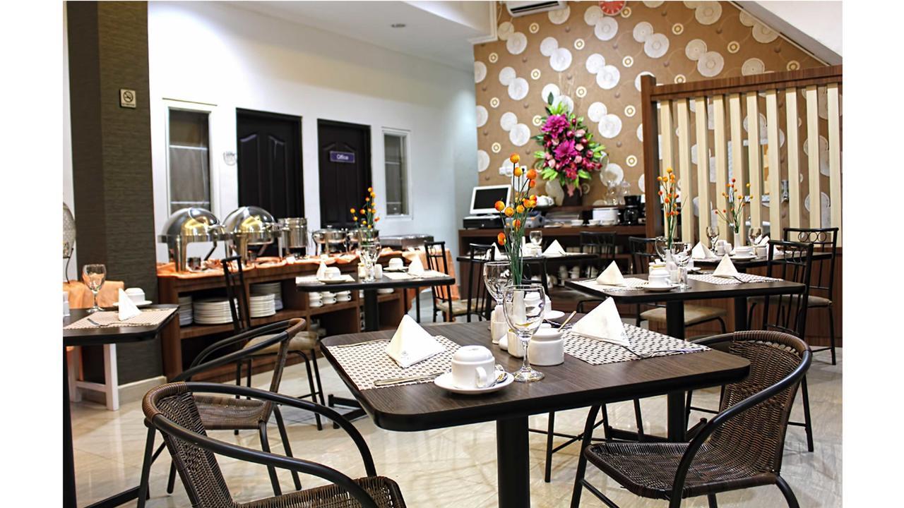 Mel's Inn Manado Exterior foto